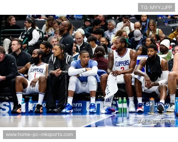 球员悉心照顾伤病小伙伴，展示球队凝聚力