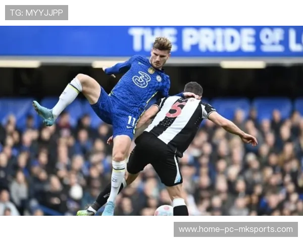 纽卡斯尔球员头球制胜瞬间定格，荣耀时刻让全场沸腾