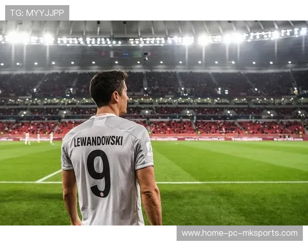 莱万跑出弧形路线接应传球，拜仁锋线跑位体系精准高效